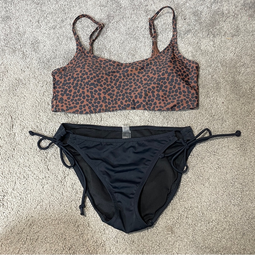 Victoria’s Secret bikini bottom Small Old Navy Scoop Neck Bikini top size M